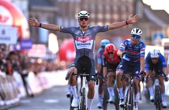 De wederopstanding bij de Amstel: Hoe Mathieu van der Poel de natuurwetten en de tijd tartte om de grootste wieleroverval ooit te plegen