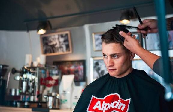 Raceprecisie ontmoet vakantierust: Mathieu van der Poel presenteert een stijlvol kerstkapsel