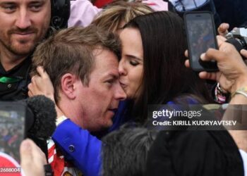 Fanit kiirehtivät onnittelemaan Kimi Räikköstä ja hänen vaimoaan Minttua jännittävien uusien perheuutisten jälkeen