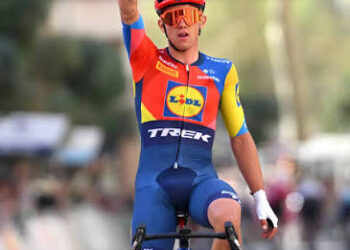 “Lidl–Trek verdedigt Thibau Nys terwijl Netflix hem blijft negeren — Fans roepen op tot een documentaireserie over het snelst opkomende wielertalent”