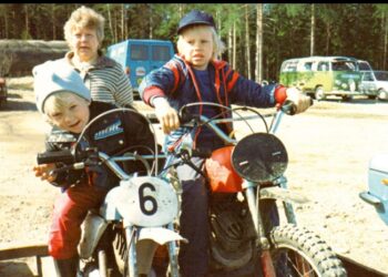 Jäämies oli kerran lapsi karting-auton kanssa: Harvinaiset lapsuudenkuvat Kimi Räikkösestä kertovat tarinan”