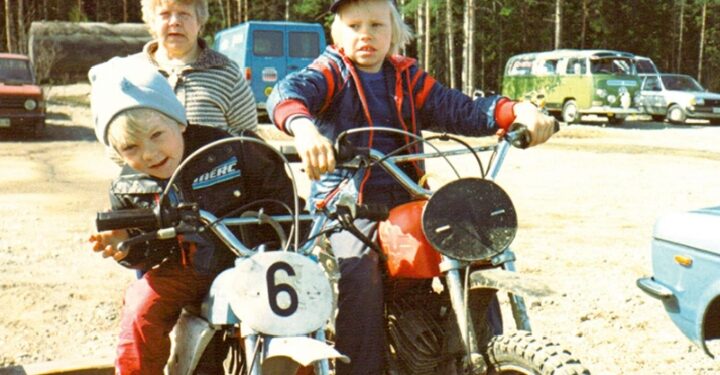 Jäämies oli kerran lapsi karting-auton kanssa: Harvinaiset lapsuudenkuvat Kimi Räikkösestä kertovat tarinan”