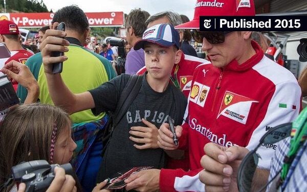 Kymmenen vuotta myöhemmin: Kimi Räikkönen tapaa nuorimman superfaninsa – ja ällistyttää hänet unohtumattomalla lahjalla