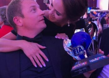 Eksklusiivisen illan tunnelmaa: Kimi Räikkösen yllätysjuhlakutsu on saanut fanit puhumaan