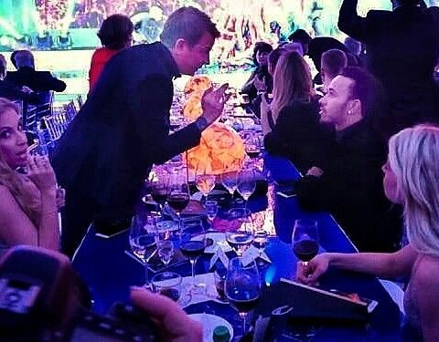 Eksklusiivisen illan tunnelmaa: Kimi Räikkösen yllätysjuhlakutsu on saanut fanit puhumaan