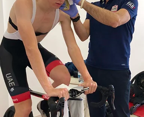 Je Tadej Pogačar prerasel svojega trenerja? San Millánov vpliv pod pritiskom navijačev, ki dvomijo o vzponu zvezde Ineosa