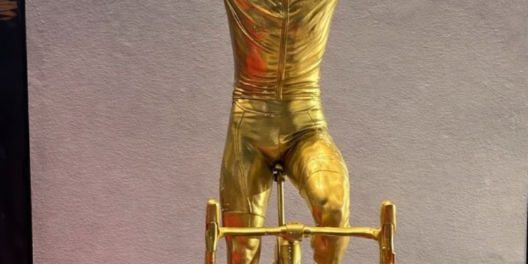 Onsterfelijk in goud: Wout van Aert geëerd met een gouden beeld als eerbetoon aan een moderne wielerlegende