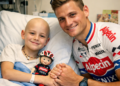 Een kampioen buiten de wielersport: Mathieu van der Poels grote hart straalt tijdens bezoek aan dappere jonge fan
