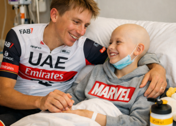 Een kampioen buiten de wielersport: Tadej Pogačars grote hart straalt tijdens zijn bezoek aan een dappere jonge fan