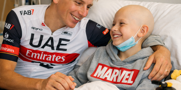 Een kampioen buiten de wielersport: Tadej Pogačars grote hart straalt tijdens zijn bezoek aan een dappere jonge fan