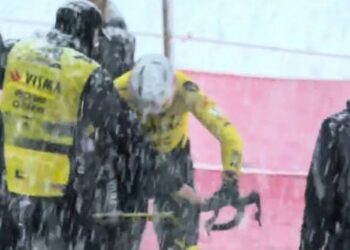 Veldcross-teleurstelling: Wout van Aert uitgeschakeld na enkelbreuk, toekomst onzeker