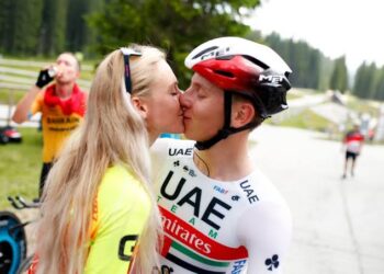 Skupaj zmagujeta: Ljubezenski trenutki Tadeja Pogačarja in Urske Žigart za nasmehom prvaka