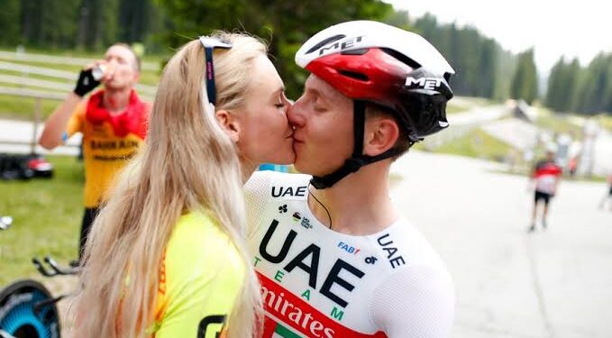 Skupaj zmagujeta: Ljubezenski trenutki Tadeja Pogačarja in Urske Žigart za nasmehom prvaka