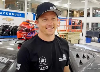 Sveitsiläisestä perhe-elämästä Oval Trackille: Kimi Räikkösellä on keskeneräisiä NASCAR-asioita