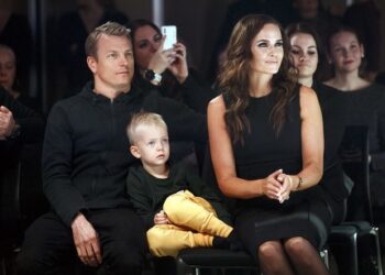 Fanit riemuitsevat, kun Minttu Räikkönen muistelee Kimin ystävällisyyttä ja lempeitä tapoja