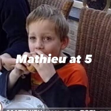 “Geboren in een wielerkoninklijk gezin: De jeugdmomenten die Mathieu van der Poel hebben gevormd… Maar met welke druk groeide hij eigenlijk op?”