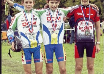 “Van bescheiden begin tot glorie: het onvertelde verhaal van Wout van Aerts jeugd die hem gevormd heeft… Maar welke moeilijkheden heeft hij werkelijk ondervonden?”