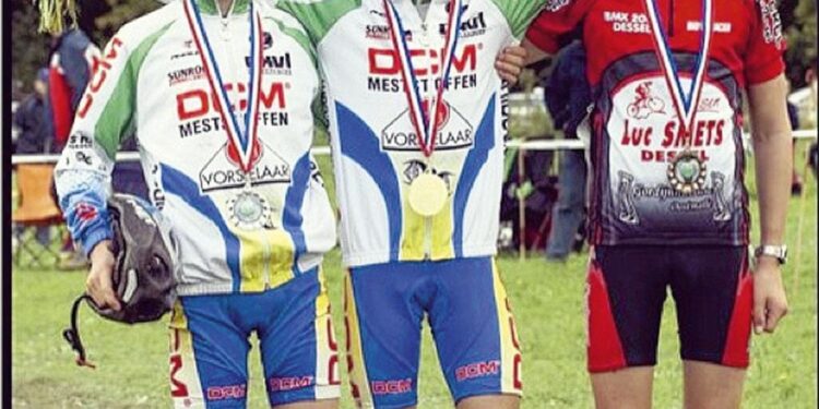 “Van bescheiden begin tot glorie: het onvertelde verhaal van Wout van Aerts jeugd die hem gevormd heeft… Maar welke moeilijkheden heeft hij werkelijk ondervonden?”