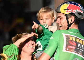 *Wout Van Alert en Sarah Curious Leiden Hun Zoon om een Trots Familie-erfgoed te Behouden