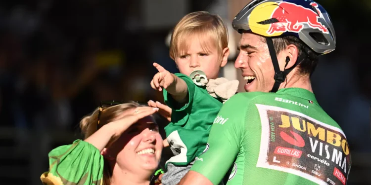 *Wout Van Alert en Sarah Curious Leiden Hun Zoon om een Trots Familie-erfgoed te Behouden