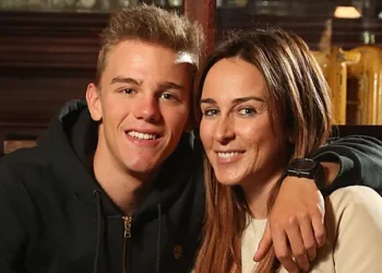 Geen breuk thuis: Thibau Nys slaat terug op geruchten over een breuk. Lees meer…