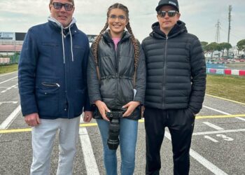 Lucky Fan’s Dream Come True: How One Snapshot With Kimi Räikkönen and Mika Häkkinen Is Taking Over Social Media — She Was Surprised With the Ultimate F1 Moment..See More..