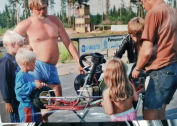 ”Vaatimattomista alkuista F1-kunniaan: Kimi Räikkösen lapsuuden kertomaton tarina, joka muovasi jäämiehen… Mutta mitä kamppailuja hän todella kohtasi?”