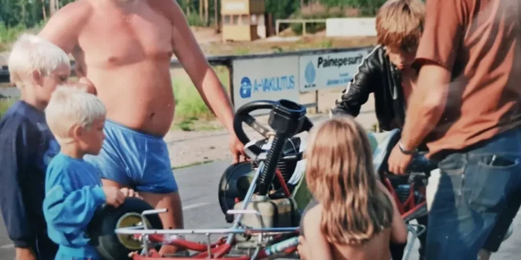 ”Vaatimattomista alkuista F1-kunniaan: Kimi Räikkösen lapsuuden kertomaton tarina, joka muovasi jäämiehen… Mutta mitä kamppailuja hän todella kohtasi?”