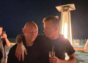 Kaksi vuosikymmentä uskollisuutta, luottamusta ja murtumatonta sidettä 🏁 — Kimi Räikkönen osoittaa sydämellisen kunnianosoituksen Mark Arnallille. Tässä, mitä hänellä oli sanottavaa… Lue lisää.”