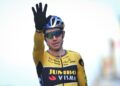 “GECRASHT… En Toch Op Het Podium 😱 — De Ongelooflijke Comeback van Wout van Aert in Milaan–San Remo Verbijstert de Wielerwereld… En Wat Hij Daarna Zei, Zegt Alles”