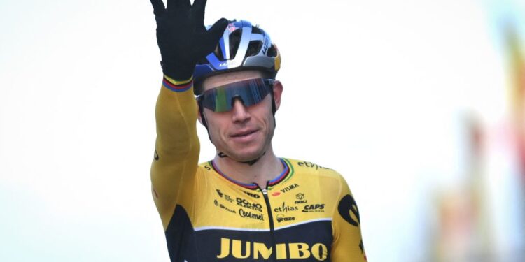 “GECRASHT… En Toch Op Het Podium 😱 — De Ongelooflijke Comeback van Wout van Aert in Milaan–San Remo Verbijstert de Wielerwereld… En Wat Hij Daarna Zei, Zegt Alles”