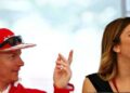 “Internet huomasi sen heti…” — Naispuolisen haastattelijan iloinen hetki Kimi Räikkönen kanssa herättää valtavan fanireaktion