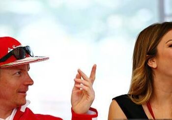 “Internet huomasi sen heti…” — Naispuolisen haastattelijan iloinen hetki Kimi Räikkösen kanssa herättää valtavan fanireaktion Sen jälkeen, kun hän kysyi Jäämieheltä, hän on … “Katso lisää”