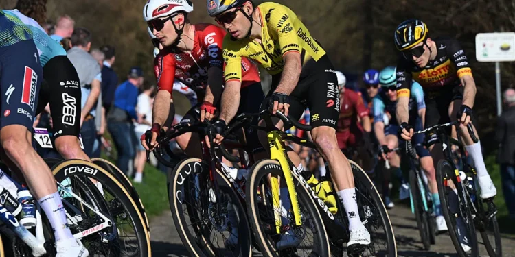 “Een Ongelukkige Toevalstreffer” — Directeur van de Ename Samyn Classic reageert op Wout van Aerts sabotage-uitspraken na late lekke band