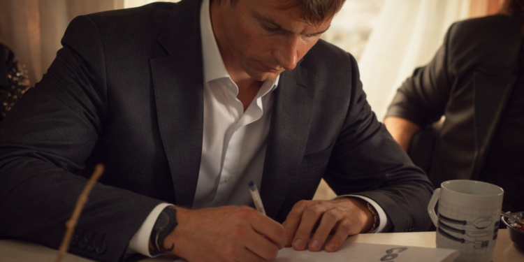 “ICEMANIN HILJAINEN IMPERIUMI 🧊💰 — Kimi Räikkönen Yllättää Jälleen, Laajentaa Portfoliotaan iLOQ:n, Lynx Snowmobiles:in ja Nokian Tyres:in Kanssa — Ja On Lähellä Uutta Suurta Sopimusta