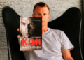 “Ei suodattimia, ei julkisuuspeliä — Kimi Räikkönenn räjähtävä kirja The Unknown Kimi Räikkönen paljastaa totuuden, jota hän ei koskaan sanonut ääneen!”