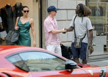 “Ette olisi joutuneet tekemään tätä…” — Kimi Räikkönen ja Minttu Räikkönen yllättivät fanin erityisellä lahjalla – hetki tallentui kameralle