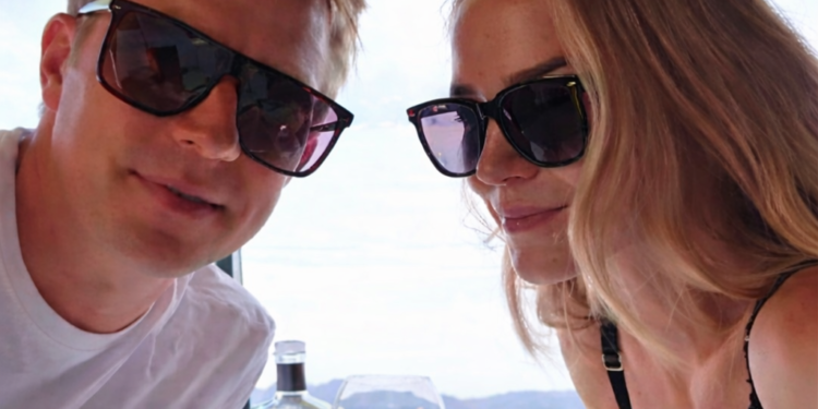 “IKUISESTI JÄÄMIES, IKUISESTI RAKKAUDESSA  — Kimi Räikkönen ja Minttu Räikkönen sulattavat sydämiä ympäri maailmaa ajattomalla rakkauden juhlistamisellaan!”