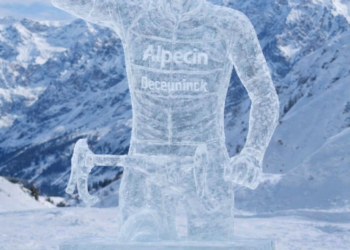 Een Bevroren Eerbetoon: Reusachtig Ijspatroon van Mathieu van der Poel Onthuld in Hoogerheide