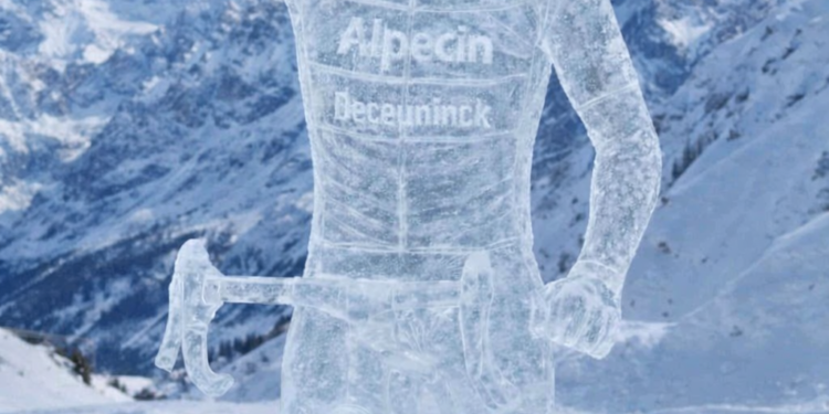 Een Bevroren Eerbetoon: Reusachtig Ijspatroon van Mathieu van der Poel Onthuld in Hoogerheide