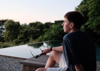 Imajo oboževalci prav?  Urška Žigart sproži ugibanja o nosečnosti med skrivnim potovanjem s Tadejem Pogačarjem