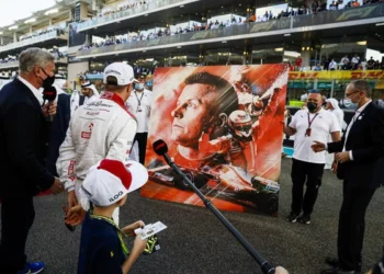 “JÄÄ SULAUTUU PADDOCKISSA  — Kimi Räikkönen Jää Sanattomaksi Liikuttavan Kunnianosoituksen Edessä, Kun Minttu Räikkönen ja Lapset Jakavat Hetken!”