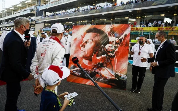 “JÄÄ SULAUTUU PADDOCKISSA  — Kimi Räikkönen Jää Sanattomaksi Liikuttavan Kunnianosoituksen Edessä, Kun Minttu Räikkönen ja Lapset Jakavat Hetken!”