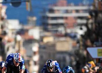 “‘ZO DICHTBIJ, MAAR ZO SCHERP…’ — Remco Evenepoel Opent de Ronde van Catalonië Met Sterke Tweede Plaats Na Fotofinish”