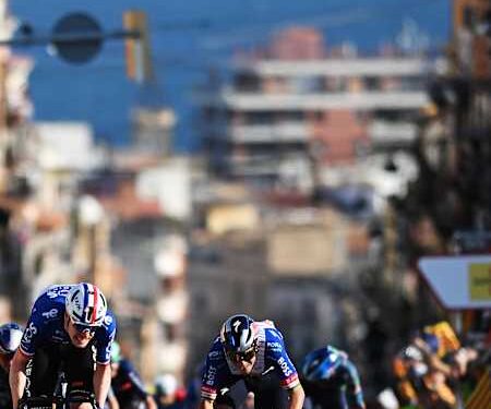 “‘ZO DICHTBIJ, MAAR ZO SCHERP…’ — Remco Evenepoel Opent de Ronde van Catalonië Met Sterke Tweede Plaats Na Fotofinish”