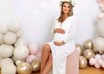 ”’SALAISUUS VALMIS PALJASTAMAAN…?’ – Kimi Räikkönen ja Minttu Räikkönen vihjaavat vauvansa sukupuolen paljastuksesta, joka saa fanit arvailemaan”