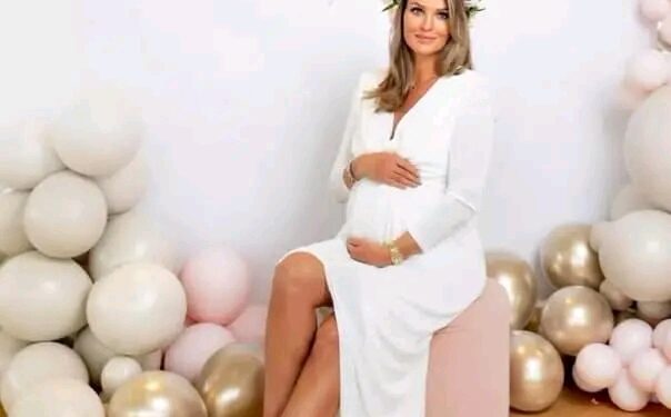 ”’SALAISUUS VALMIS PALJASTAMAAN…?’ – Kimi Räikkönen ja Minttu Räikkönen vihjaavat vauvansa sukupuolen paljastuksesta, joka saa fanit arvailemaan”