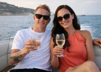 “ICEMAN PALJASTUU — Kimi Räikkönen näyttää toisen puolen yhdessä Minttu Räikkösen kanssa piilotetussa luksuslomakohteessa!”