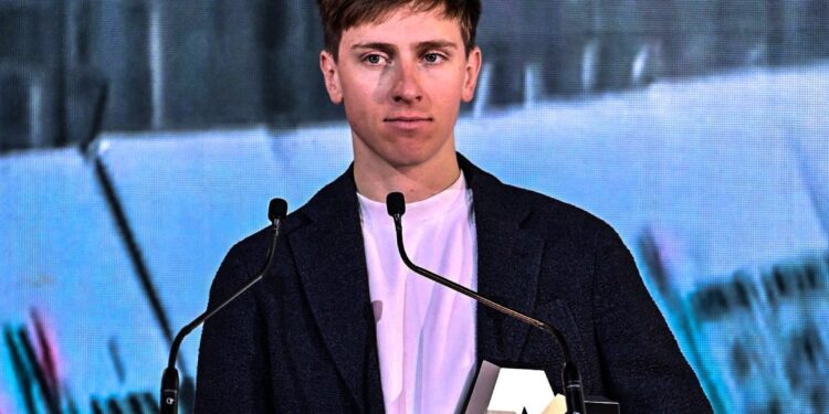 »NI VEČ PODCENJEN? – Tadej Pogačar sproža razpravo, saj kritiki trdijo, da glavni mediji spregledajo njegovo prevlado – Bi bilo drugače, če bi bil Francoz, Belgijec, Španec ali Britanec?«