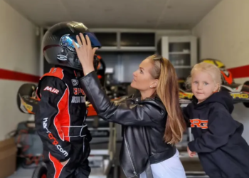 ”NÄHTY ENNEN KILPAILUA — Minttu Räikkönen valmistaa hiljaa poikaansa perheen huomion siirtyessä Kimin tulevaan ratakilpailuun” Tiedot